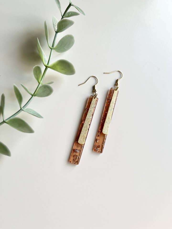 Oorbellen met lange staven, amber en goud van acryl, oorbellen van acetaat voor wholesale door Mountain Marigold Jewelry