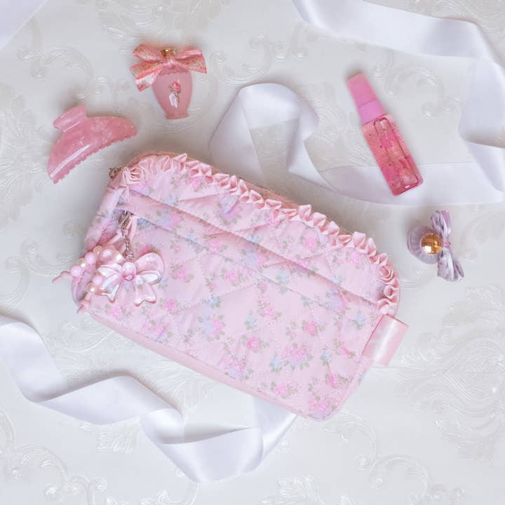 Neceser acolchado con estampado floral y colgante para venta al por mayor de OMG Accessories