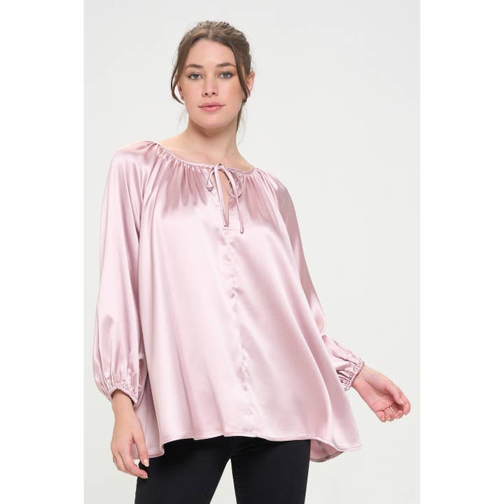 BLUSA IN RASO CON SCOLLO ARRICCIATO per la vendita all'ingrosso da parte di TREND SHOP