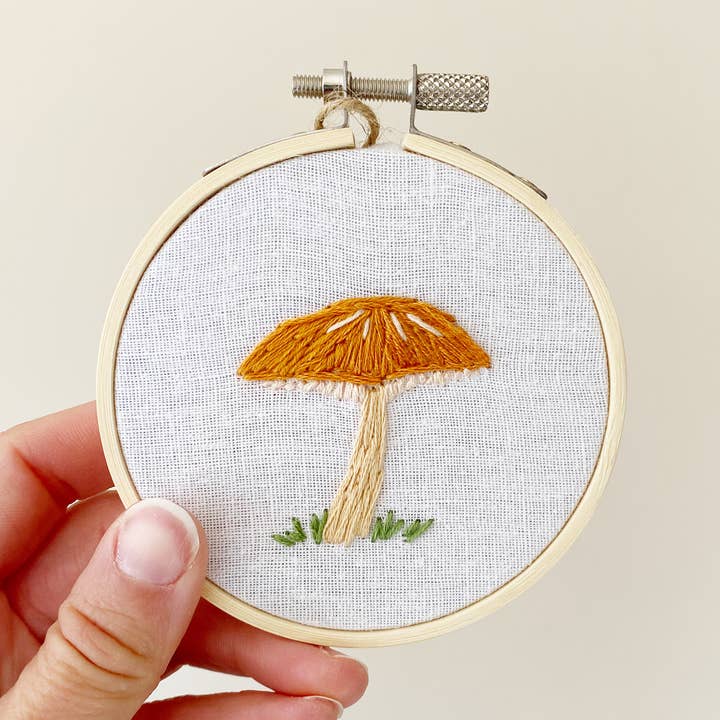 Islay's Terrace – wholesale Material för broderi/korsstygn – Överraskning Mini Mushroom Broderi - 3 tums broderi0