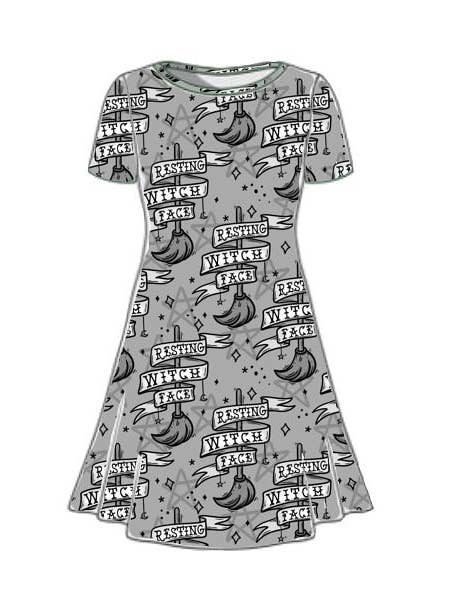 Robe de sorcière au repos face à une ligne pour la vente par Stanley’s apparel