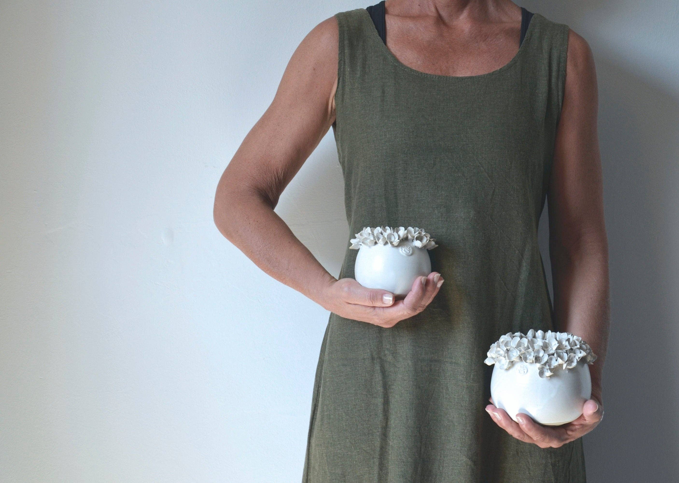 L'Officina – wholesale Vase – Hydrangea - Small white spherical stoneware vase with hydrangea flowers4