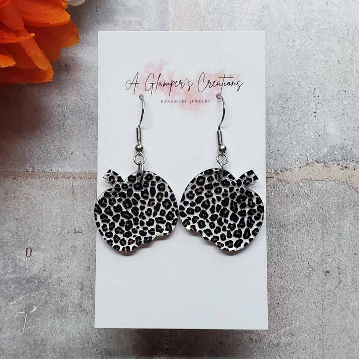 Boucles d'oreilles en forme de citrouille - Mini boucles d'oreilles en acrylique léopard pour la vente par A Glamper's Creations LLC