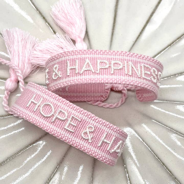 Bracelet tissé et brodé avec l'inscription HOPE & HAPPINESS pour la vente par Parsley & Pepper