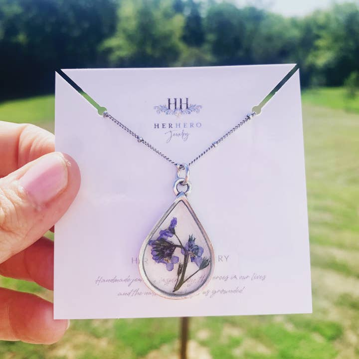 Her Hero, LLC - Vendita all'ingrosso Collana con ciondolo/pendaglio - Collana con fiori di erica in argento anticato1