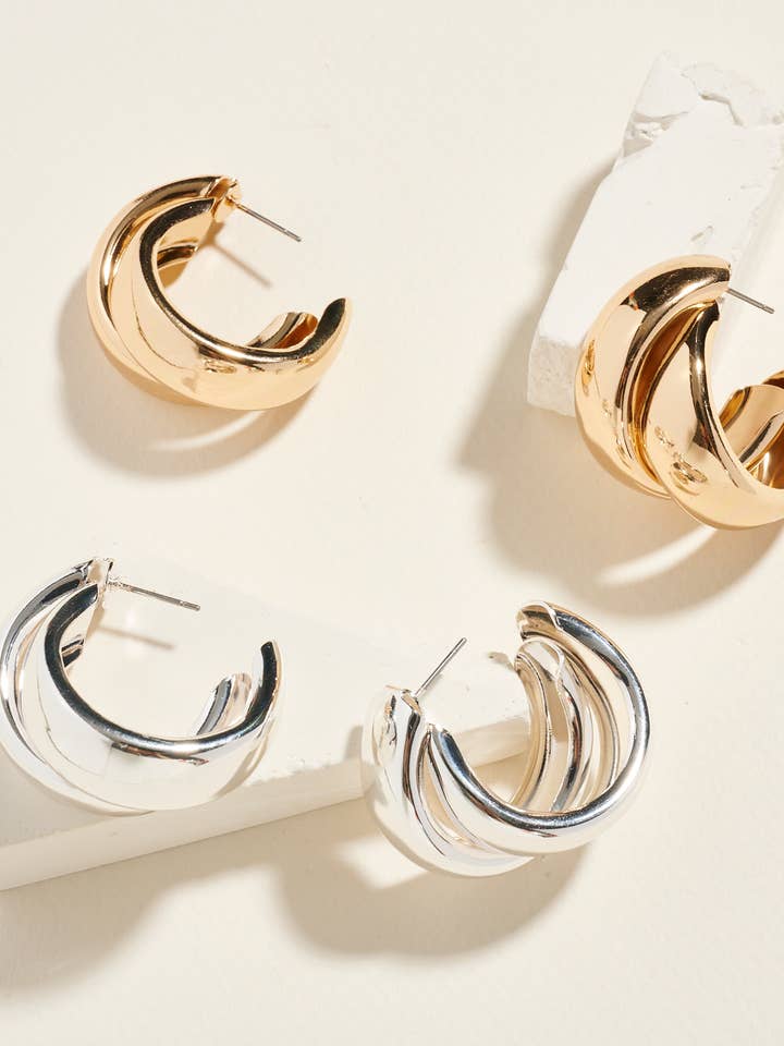 Ronde, stevige metalen hoepeloorbellen voor wholesale door Designature New York