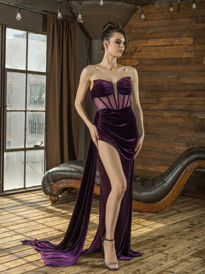 ROBE CINTRÉE FRONCÉE EN VELOURS pour la vente par La Veneto