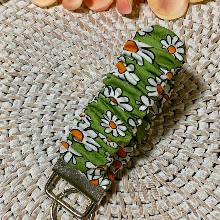 Handgjord Scrunchie Nyckelring - Boho Retro - Gröna Prästkragar för wholesale av Ann Gregory Designs