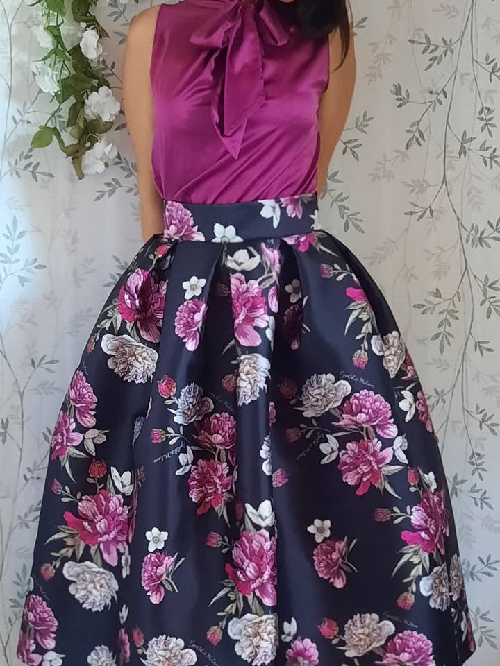 EgoChic Milano – Großhandel Rock – Damen – Sabrina Faltenrock im Stil der 50er Jahre, Blumenmuster auf schwarzer Basis mit Logo