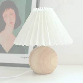 Lampe plissée en bois - Bois et ivoire pour la vente par Mucua