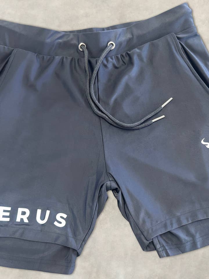 Cerus Apex 2-in-1 Shorts in Anthrazit. für den Großhandel von Cerus Clothing