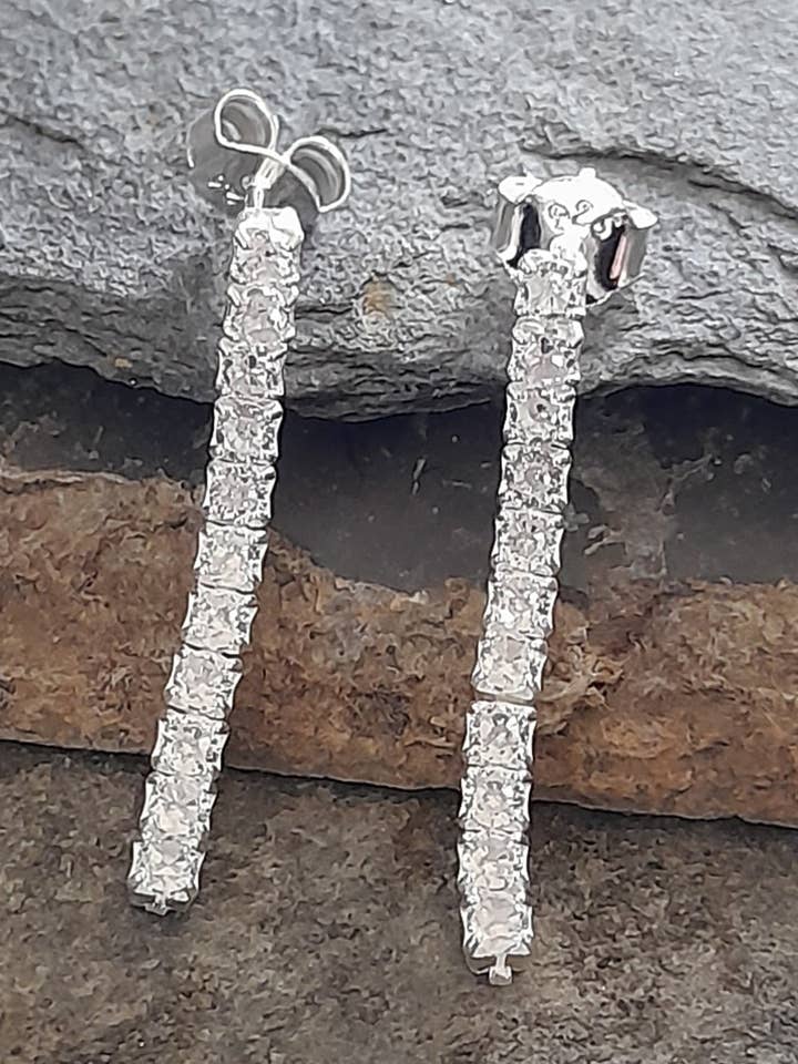 SE506B - 25MM KLAR CZ ELEGANT E/R för wholesale av Bluelily925silver