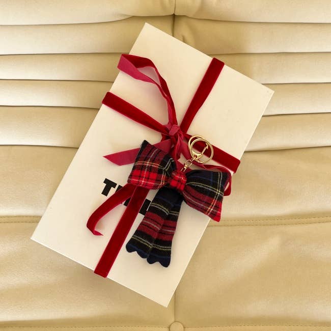 MOND HAUS - Wholesale Keychain - Women's - December Keychain | Holiday Tartan Plaid Big Ribbon Charm2