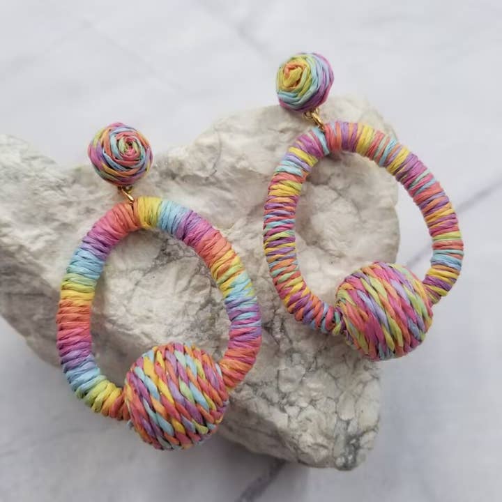 Flerfärgade Braid Ball örhängen för wholesale av The Pretty Jewellery