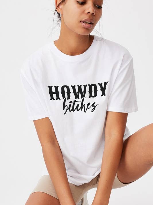 T-shirt à imprimé Howdy Bitches pour la vente par DOTCOM
