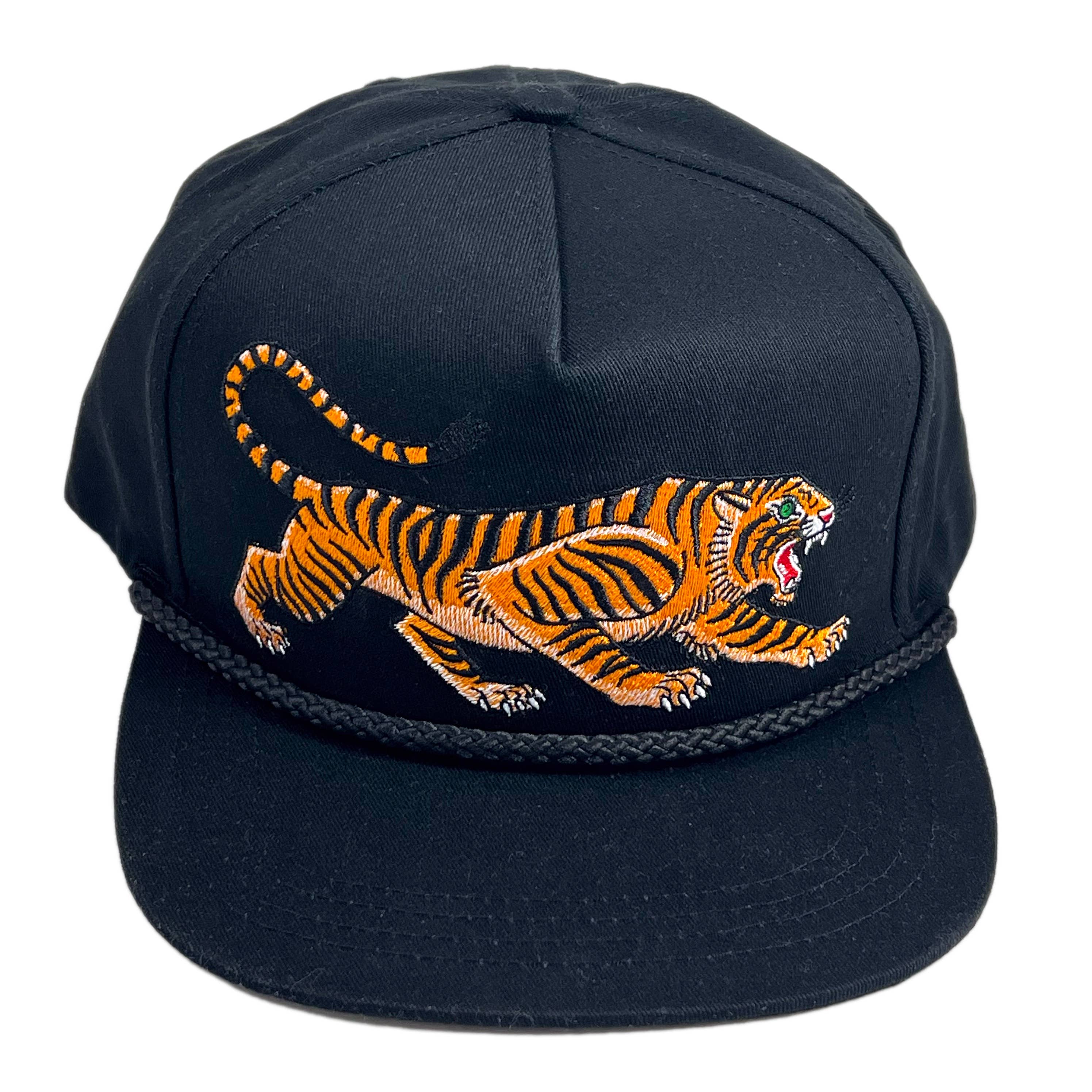 Stuntin Goods - Vendita all'ingrosso Cappellino con visiera piatta - Unisex - Cappello unisex con tigre in stile tatuaggio tradizionale1