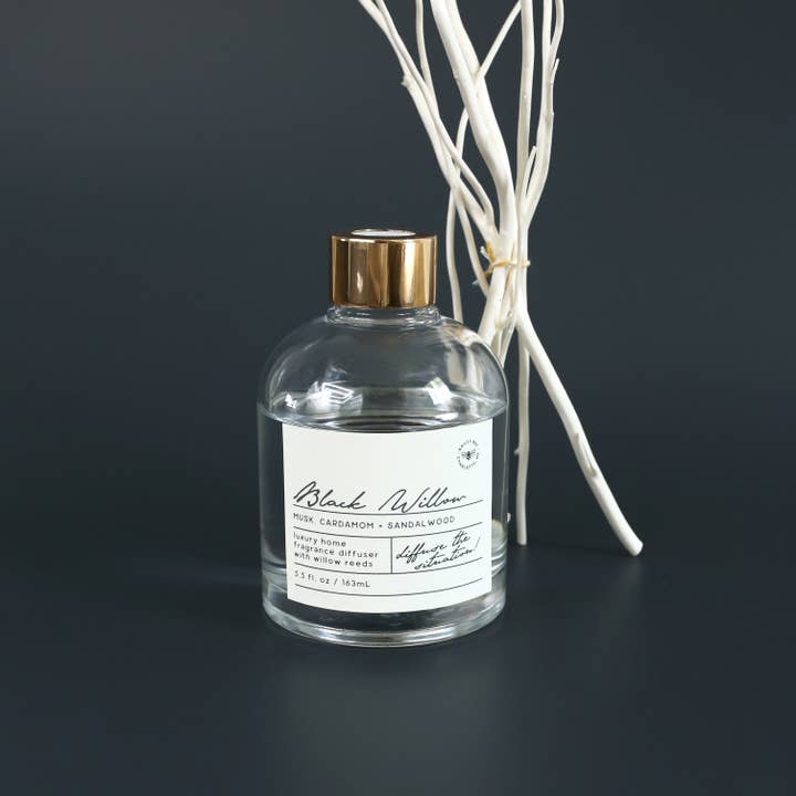 Black Willow | Diffuseur à roseaux de 5,5 oz avec deux options de couleur de roseaux pour la vente par Bailey Bee