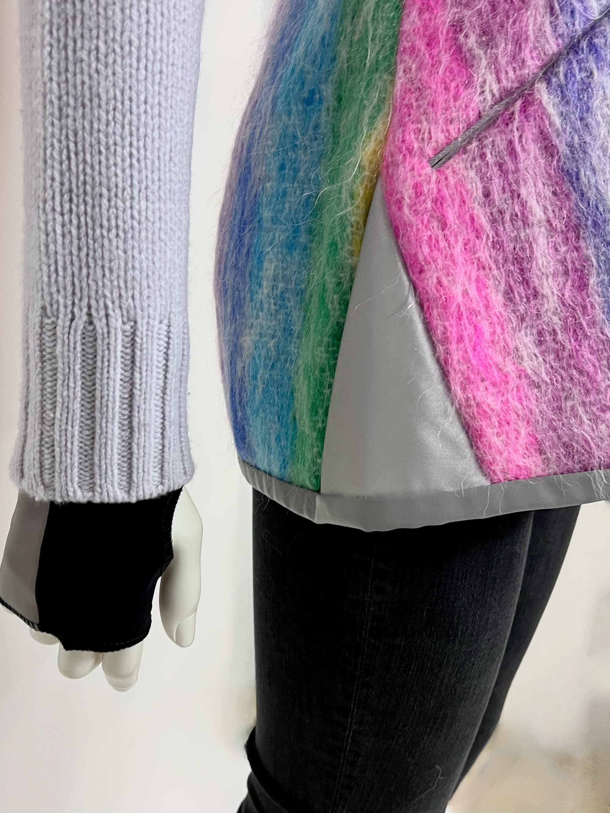 Vespertine NYC – Großhandel Pullunder – Damen – Reflektierende Mohair Cardigan Sweater Weste, Regenbogen gestreift5