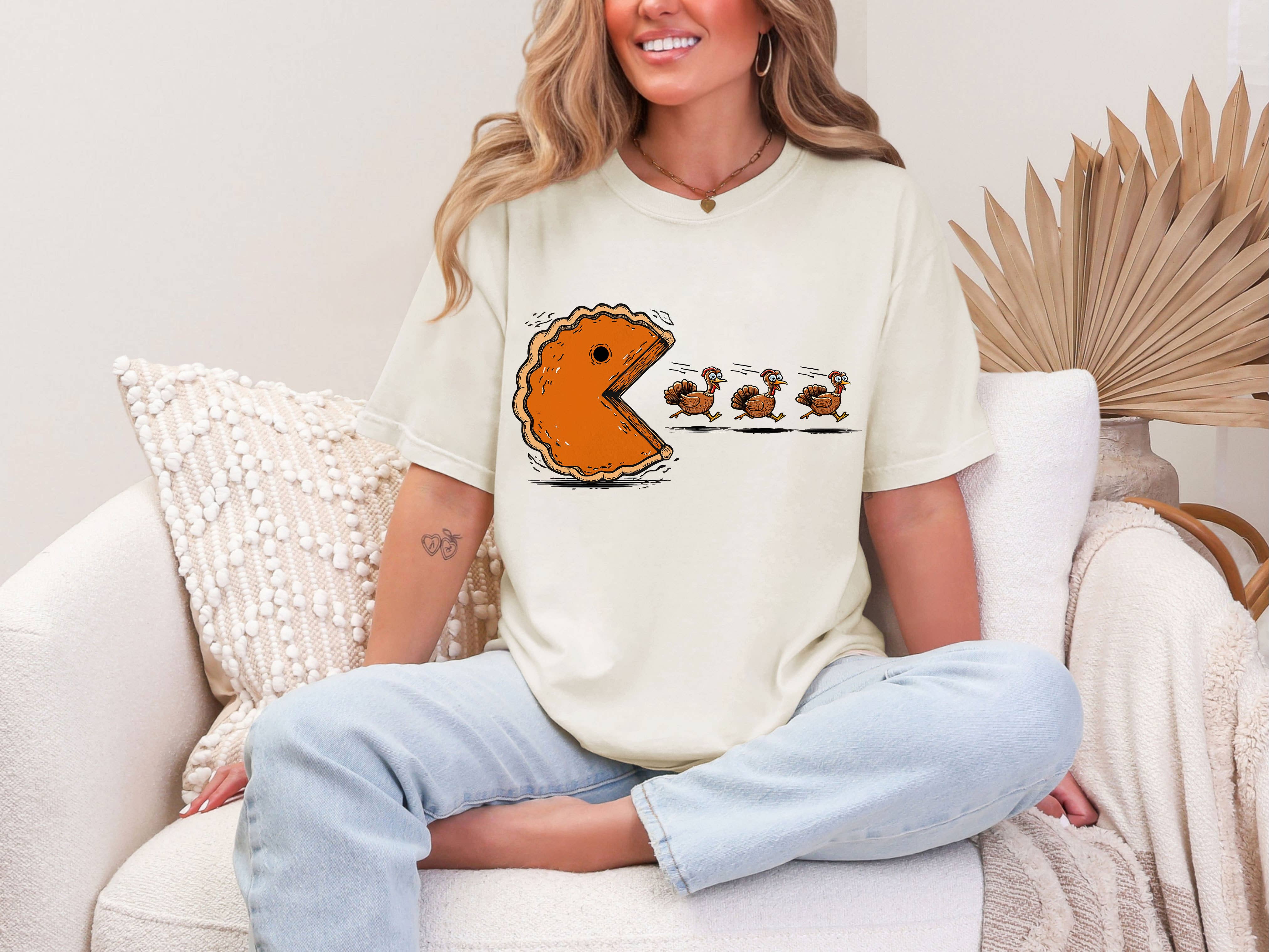 PressPilotCo – T-shirt gráfica - Mulher por atacado – Camiseta Divertida de Ação de Graças com Perus a Perseguir Tarte0