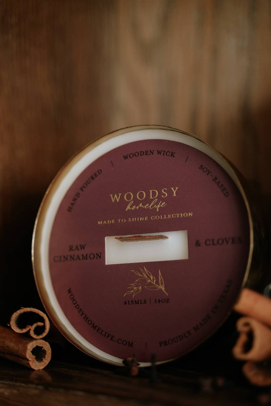 Woodsy Homelife – Vela em jarro/copo por atacado – Vela de soja pura 400 g com canela e cravo em latão maciço1