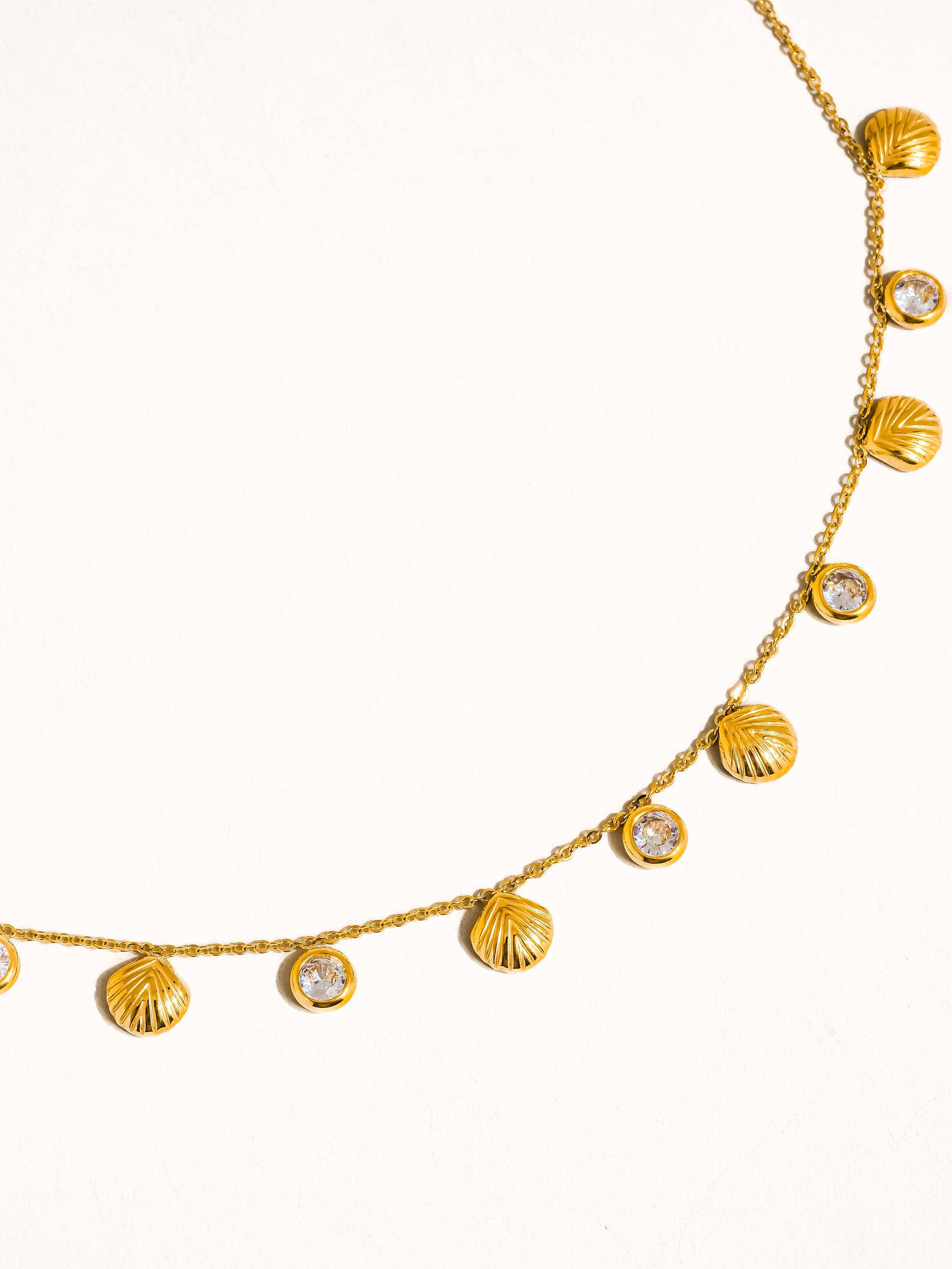 Ouro amarelo Colar com Pingente de Concha CZ em Ouro 18K Não Oxidável Sylvain para venda a revendedores na Faire3