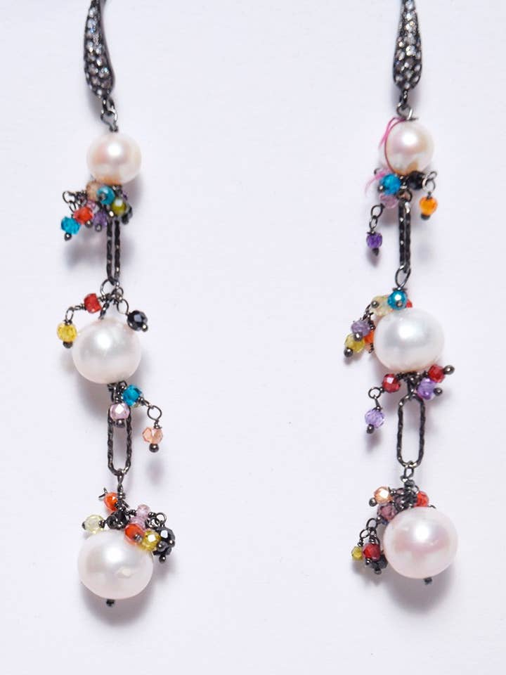 Boucles d'oreilles en perles blanches avec franges en zircone pour la vente par Jocelyn Chemel