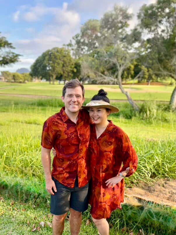 T-shirt Aloha pour homme en Autumn Hau pour la vente par Paradise Now Hawaiʻi