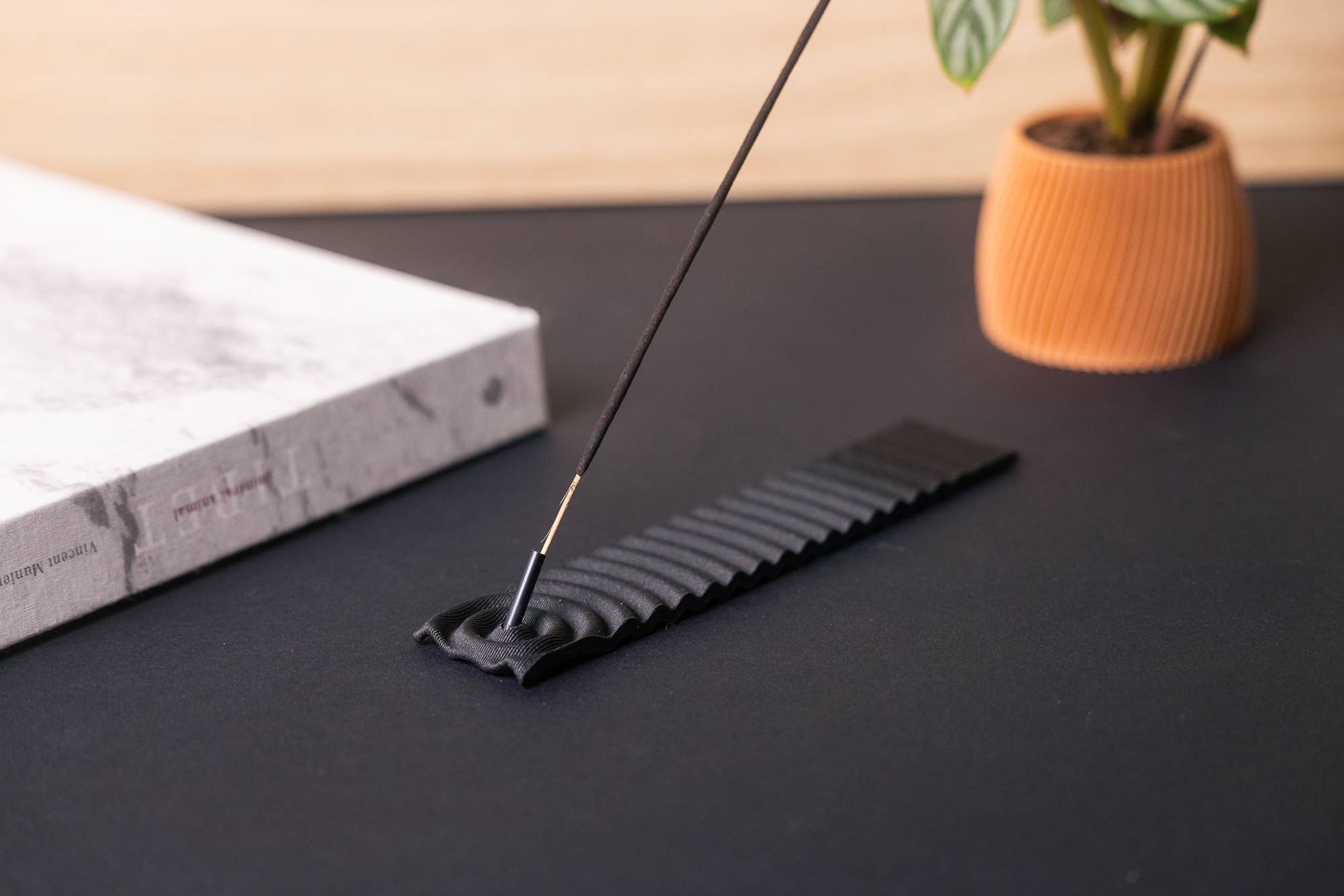 Copo Design – Großhandel Räucherstäbchenhalter – Räucherstäbchenhalter aus Holz mit Metalleinsatz – gewellt0