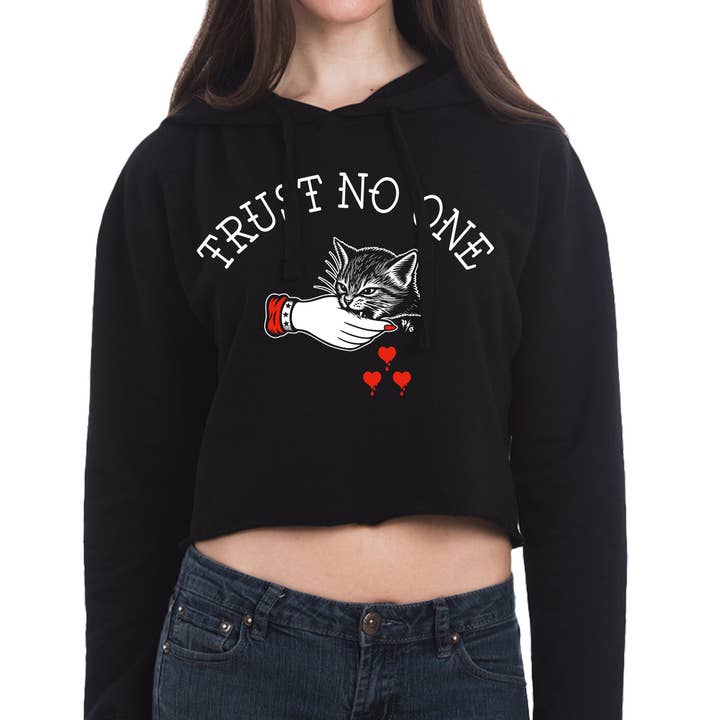 Haut à capuche gothique court pour femme "TRUST NO ONE" pour la vente par Pinky Star