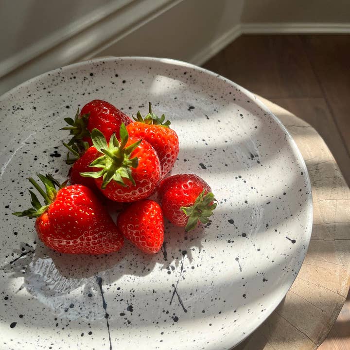 Assiettes à déjeuner en céramique éclaboussées pour la vente par Olu.T Designs