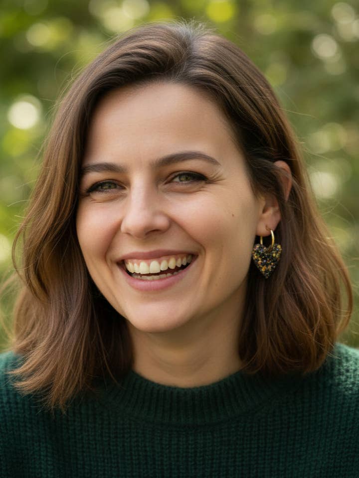 Brincos de coração em resina com glitter – Feito à mão – Criação artesanal por atacado de Atelier Tatice