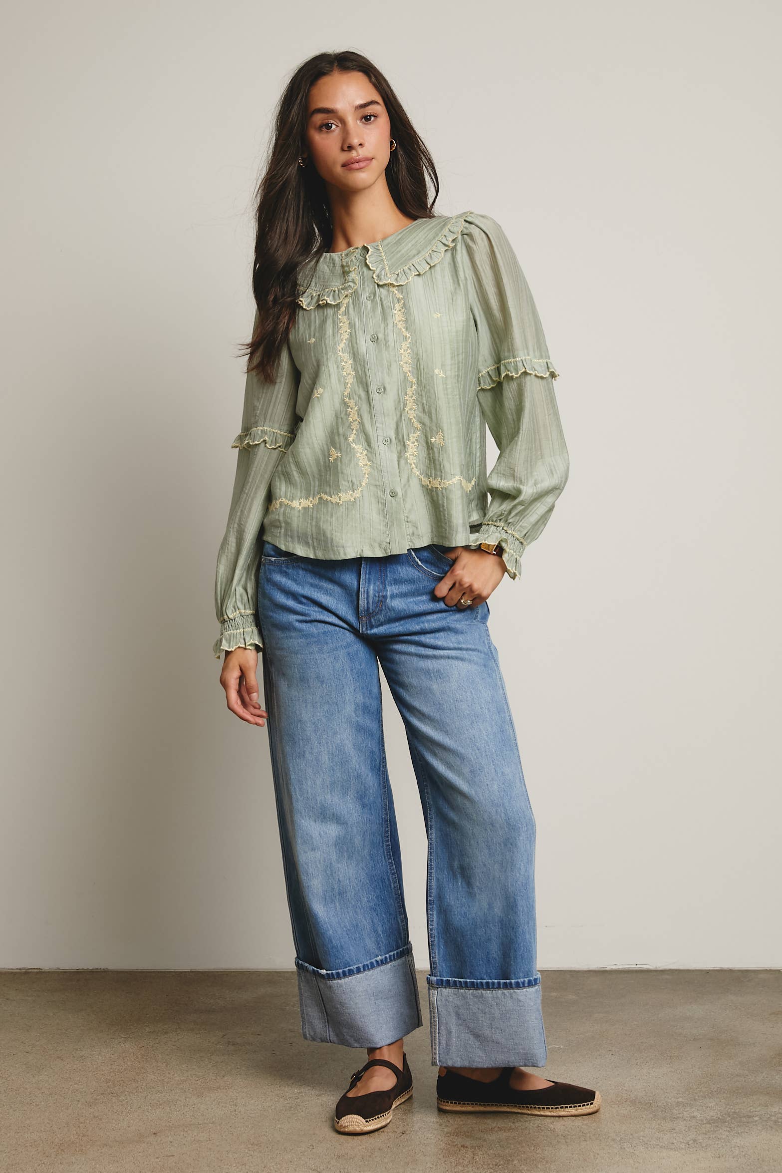 Forte – wholesale Blus - Dam – Broderad blus i bomull med volangkrage FT000327