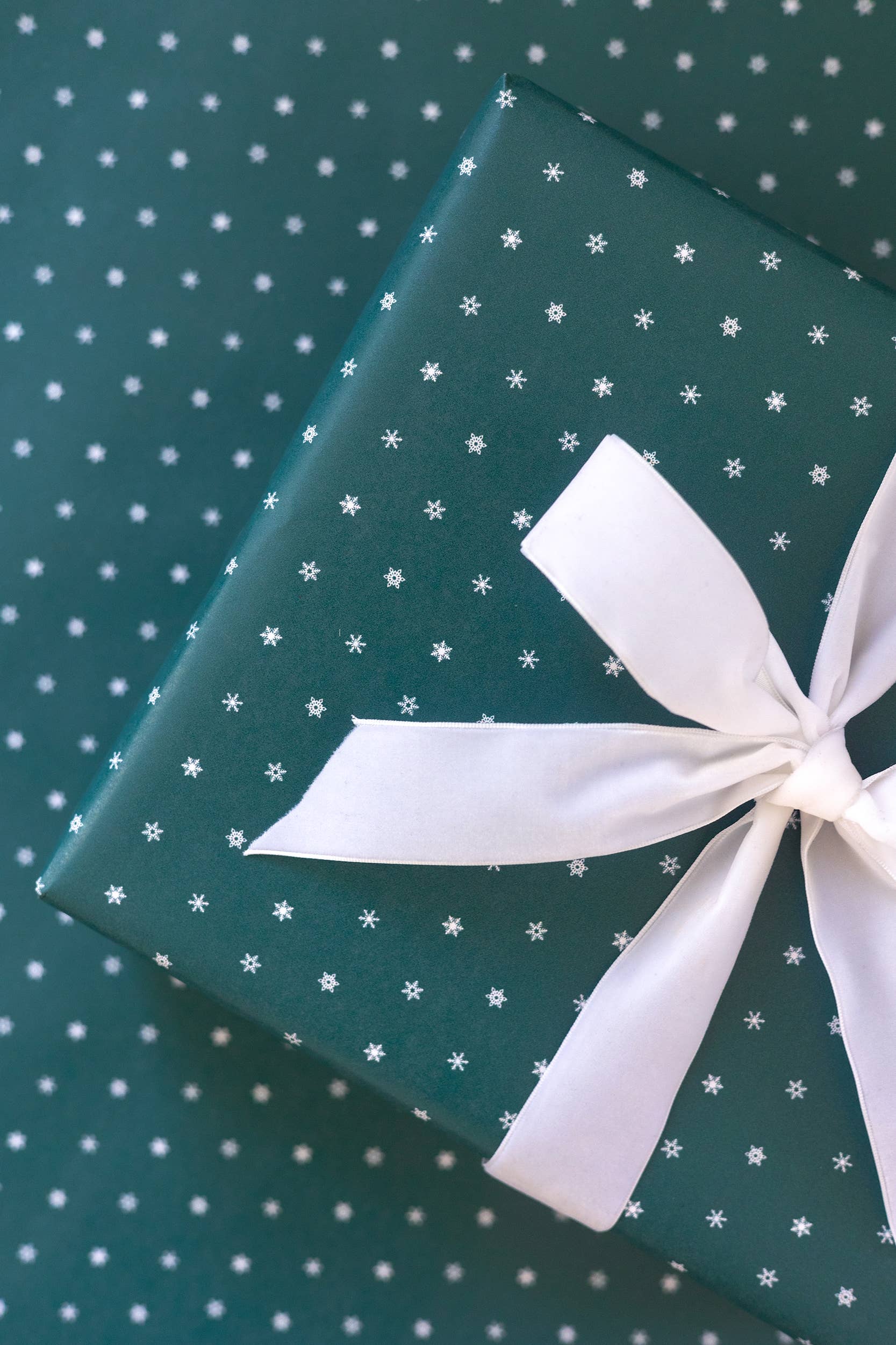 Joy Paper Co. – Engroshandel Indpakningspapir – Hvid og grøn snefnug Indpakningspapir Kontinuerlig rulle2