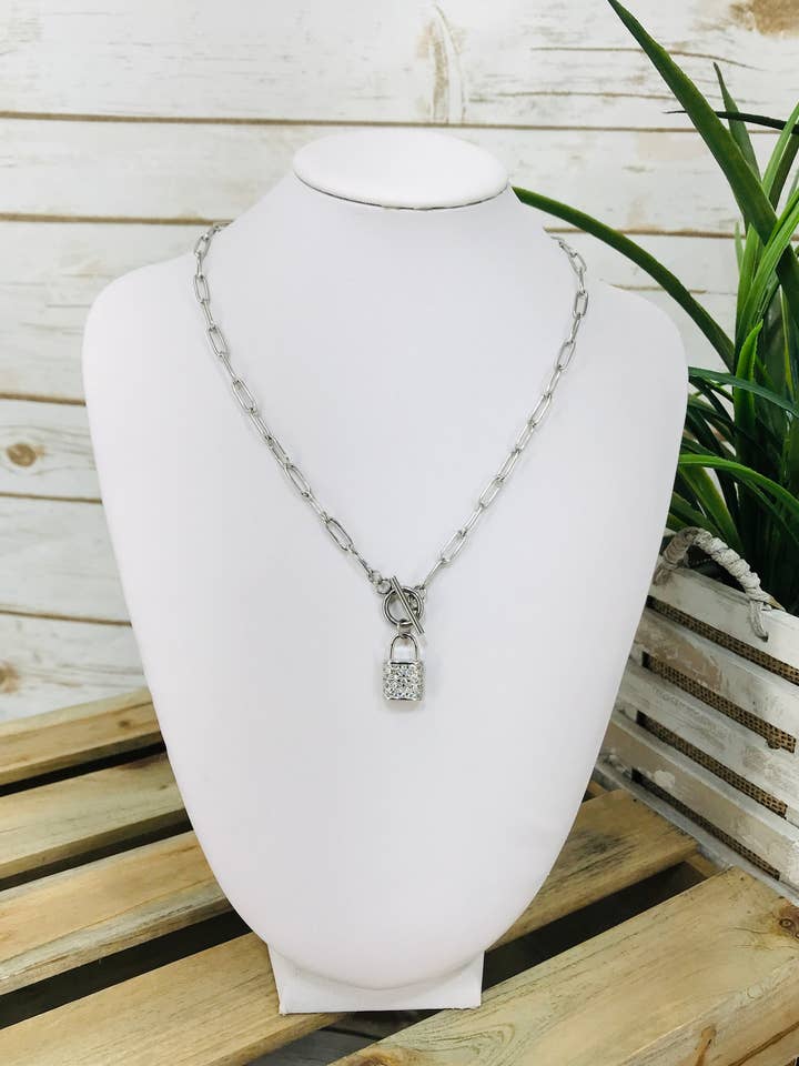 Paperclip & Pave Lock vedhæng halskæde - N726 for engroshandel hos Magnolia & Peach Jewelry Boutique, LLC