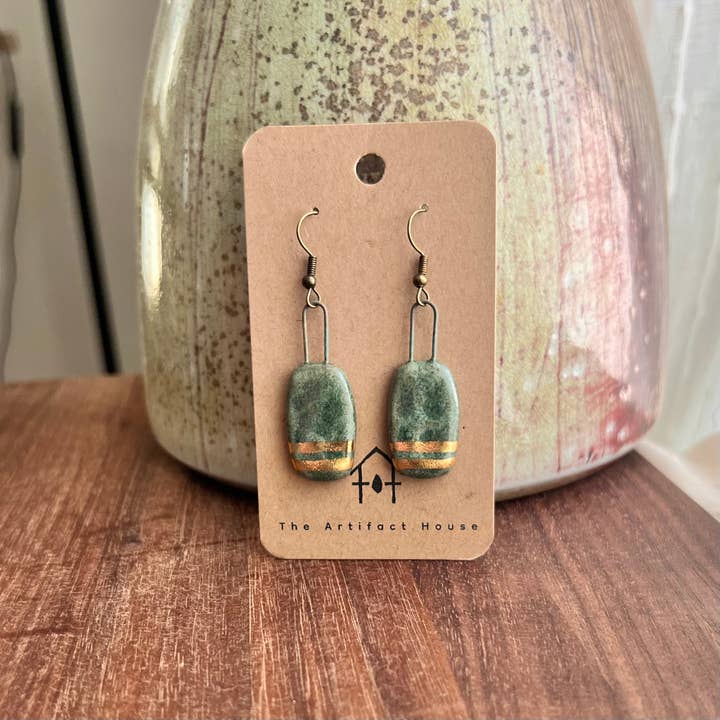 The Artifact House – wholesale Hängande örhängen – Örhängen med texturerad rundad rektangel i havsutsikt2