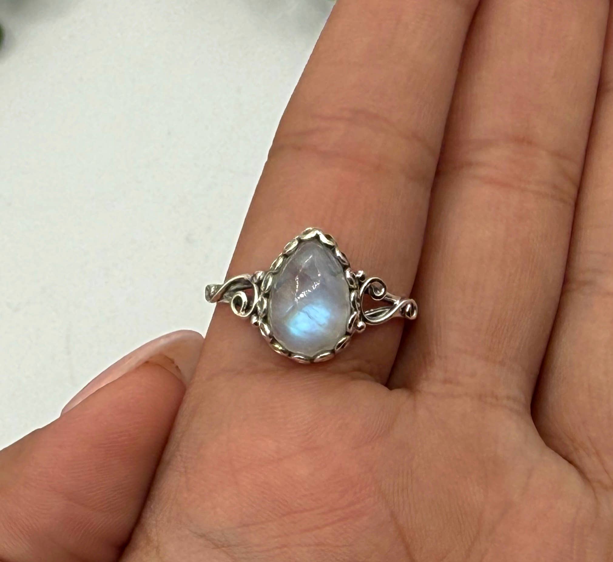 Meraki Gemstones – Engroshandel Solitairering – Meraki Gemstones Regnbue-månestensring i 925 sterling sølv5