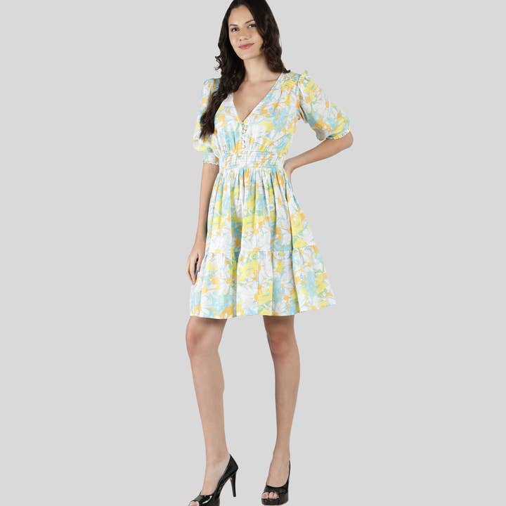 Robe Julissa jaune à imprimé floral pour la vente par Love Stone Fashion LLC.