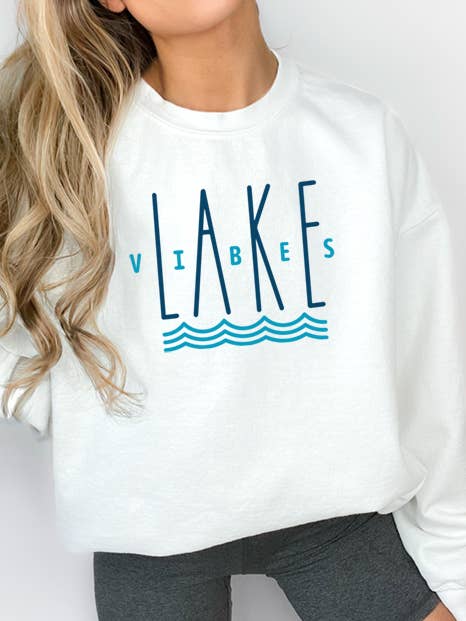 Sweat-shirt Lake Vibes pour la vente par Wildberry Waves