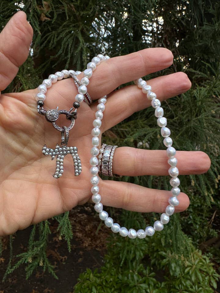 Pendentif Chai en Perle et Diamant pour la vente par ILISSA MICHELE JEWELRY