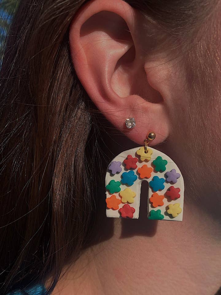 Arches florales arc-en-ciel pour la vente par Polymearrings Jewelry Co.