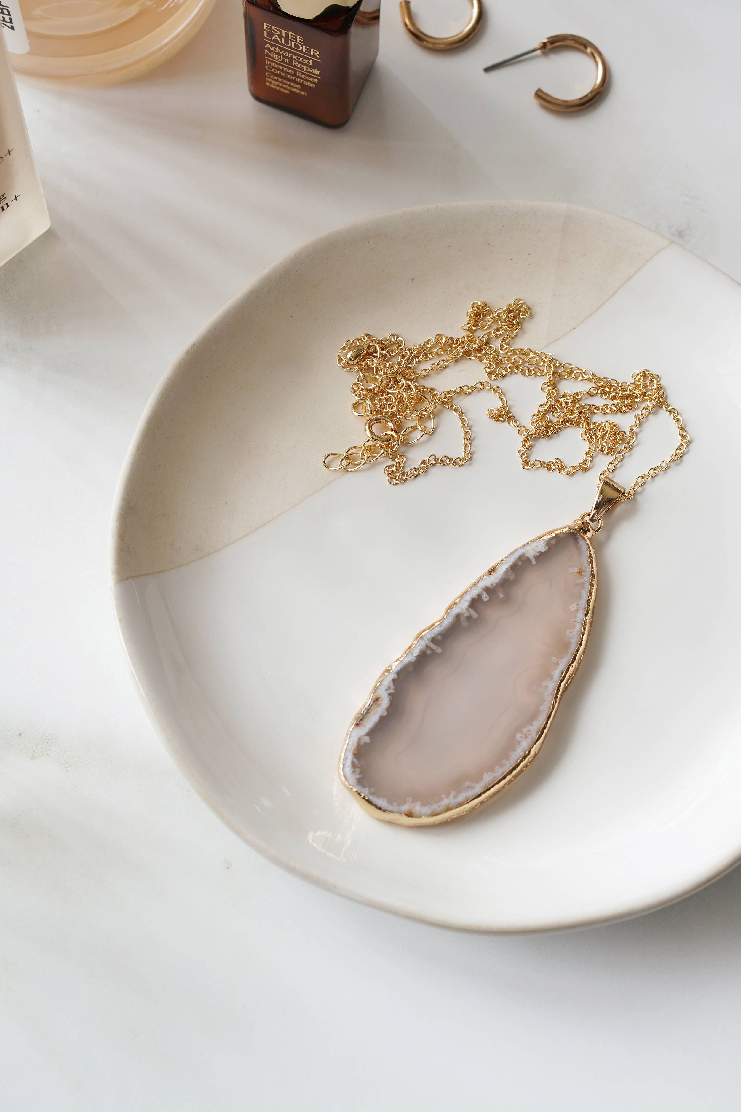 Xander Kostroma - Vente Colliers à pendentif - Collier long en agate grise avec bordures dorées2