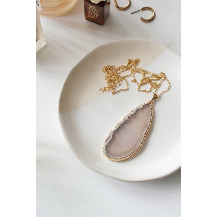 Xander Kostroma - Vente Colliers à pendentif - Collier long en agate grise avec bordures dorées2