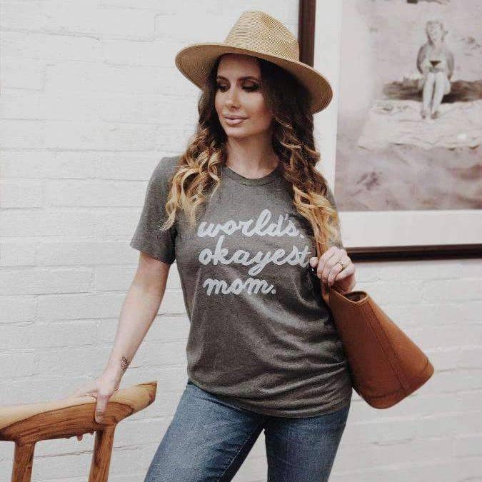 Ruby’s Rubbish - Vente T-shirt sérigraphié – femme - Mom Okayest du monde | T-shirt pour femmes | Rubi's Rubbish®0