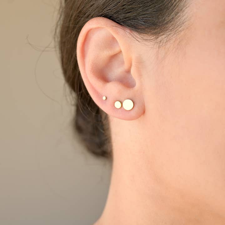 Flat Circle Studs - Enkla Guldknappörhängen - Rund Stud för wholesale av Blueyejewelry
