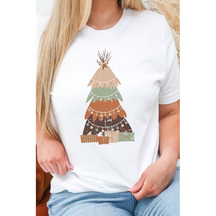 T-shirt graphique de Noël Boho Neutral Christmas Tree pour la vente par Select Apparel