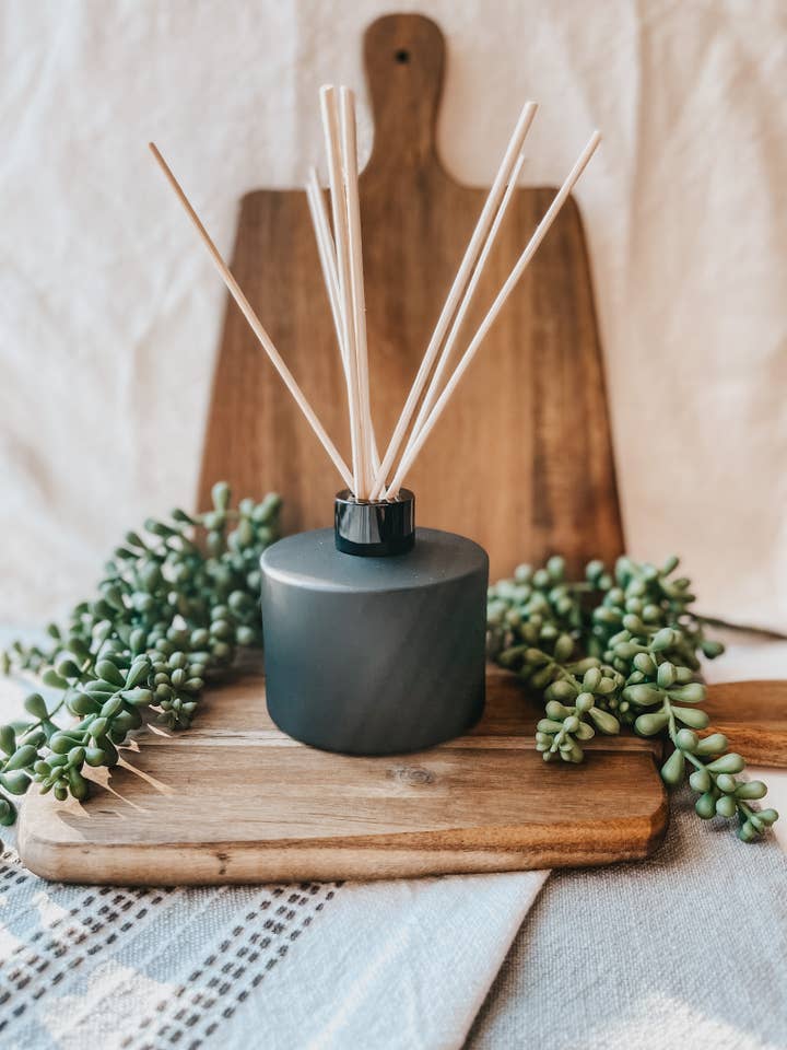 We Three Candle Co. Diffuseur à roseaux noir mat pour la vente par We Three Candle Co.