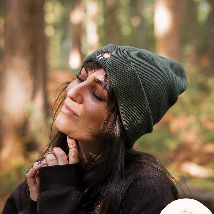 FuchsMaedchen - Wholesale Beanie - Women's - Embroidered cap Lucky Mushroom forest green unisex one size1