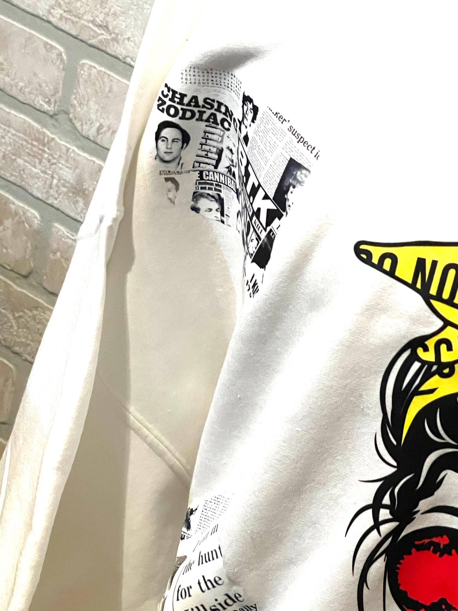 Zombie Paws – wholesale Hoodie - Dam – True Crime Obsessed Hoodie Med Nyheter Klippbilder12