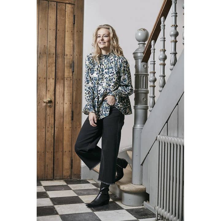 PATTERNET BLUSE MED OVERSKÆRING for engroshandel hos ZOEY