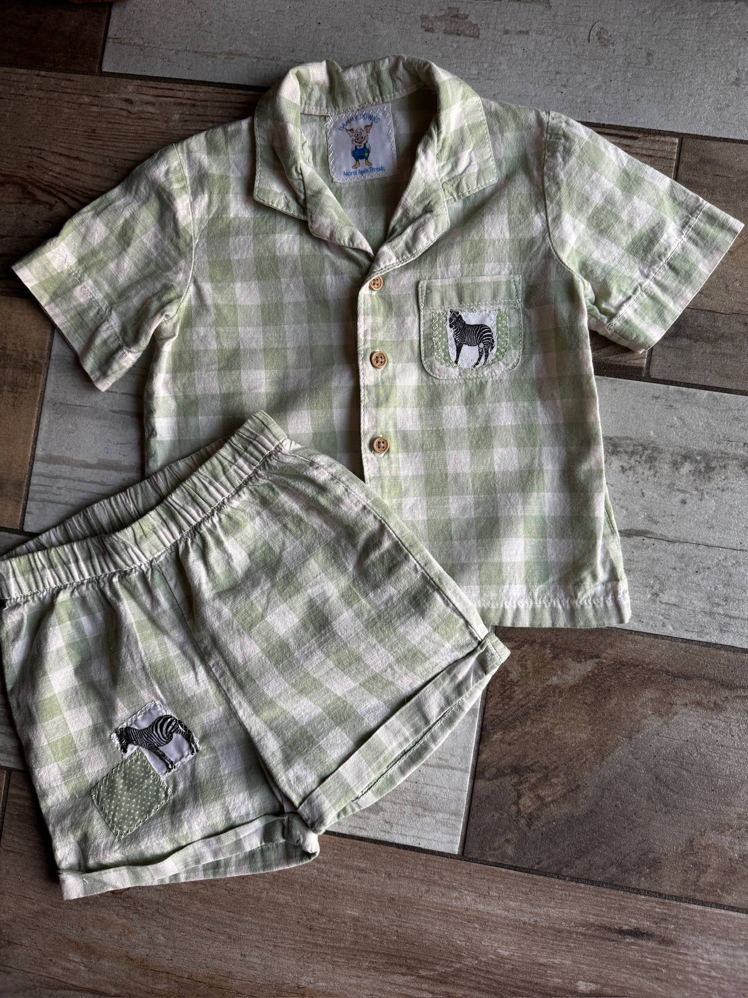 Hammy Downs Threads - Vente Ensemble haut et short – enfant - Ensemble de points et carrés zébrés
Taille-12M Uniquement 1 disponible. Pièce unique0